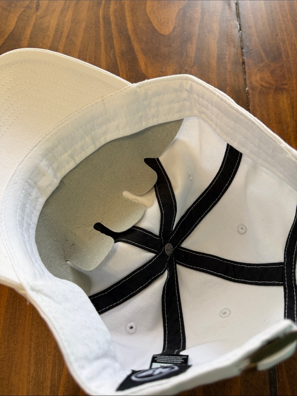 ‘47 Women’s White Baseball Cap with Pink Heart Logo - Picture 9 of 9